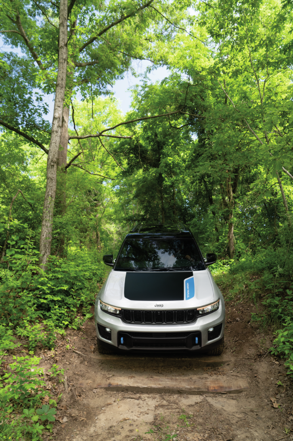 Grand Cherokee 2021-Present Hood Graphic Trailhawk Black & Blue